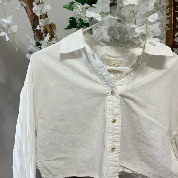 Elegant White Button-Up Women's Top - Picture 3 of 7